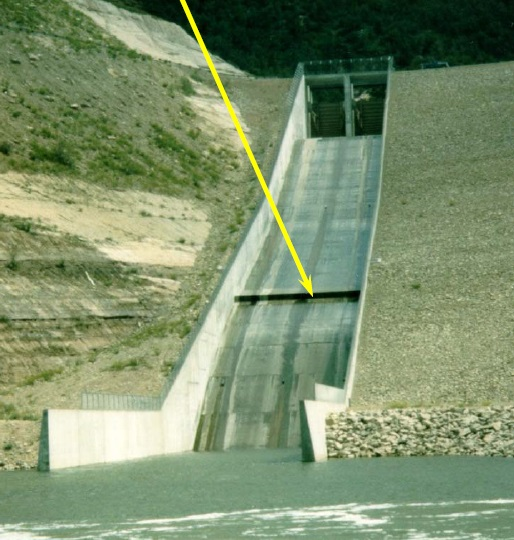 Estrutura de aeração em um extravasor de barragem