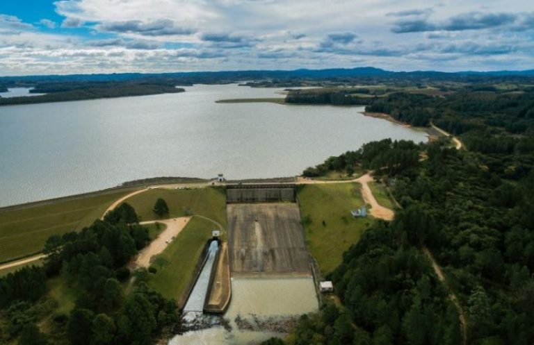 Barragem de concreto com reservatório de água ao fundo para ilustrar a lei de segurança de barragens