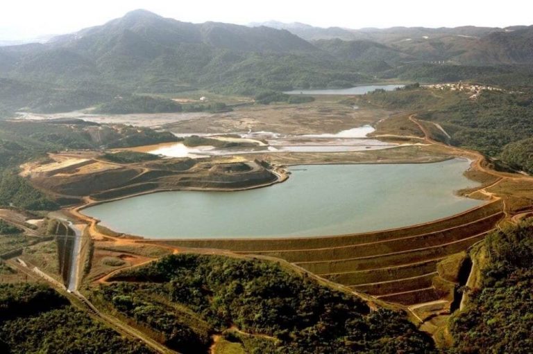 Imagem área de uma barragem para compreensão do DAM BREAK