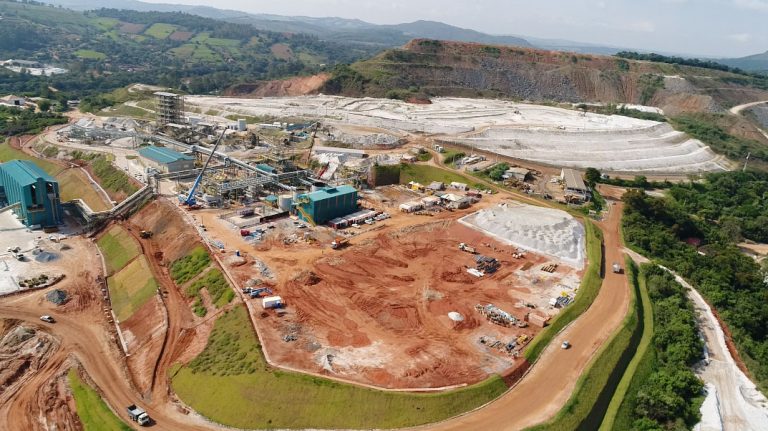 Fotografia aérea de instalações industriais da AMG Mineração.