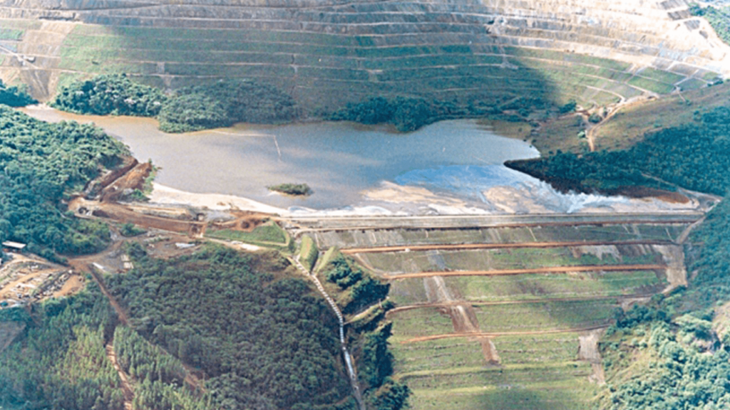 Fotografia aérea de uma barragem a montante