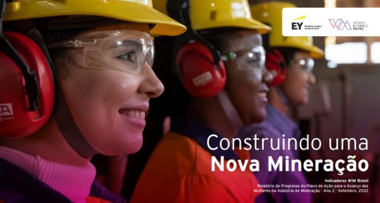 Fotografia de mulheres com capacetes amarelos, com o texto "construindo uma nova mineração" para ilustrar o tema de mulheres na mineração