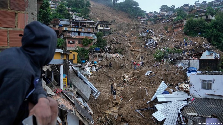 Fotografia de um deslizamento de encosta na cidade de Petrópolis. Imagem extraída do jornal alemão Deutsche Welle Brasil, para exemplificar um caso de eventos hidrológicos extremos.
