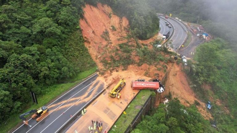 Fotografia de um deslizamento de encosta, ocorrido no estado do Paraná. Fotografia do site UOL para exemplificar eventos hidrológicos extremos